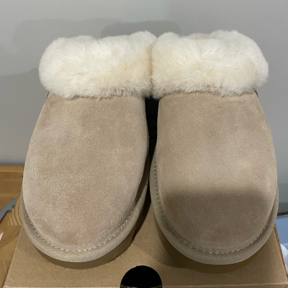 UGG | Cluggette Slippers Indoor Outdoor In Sand NEW In Box Size 8 - Picture 3 of 6